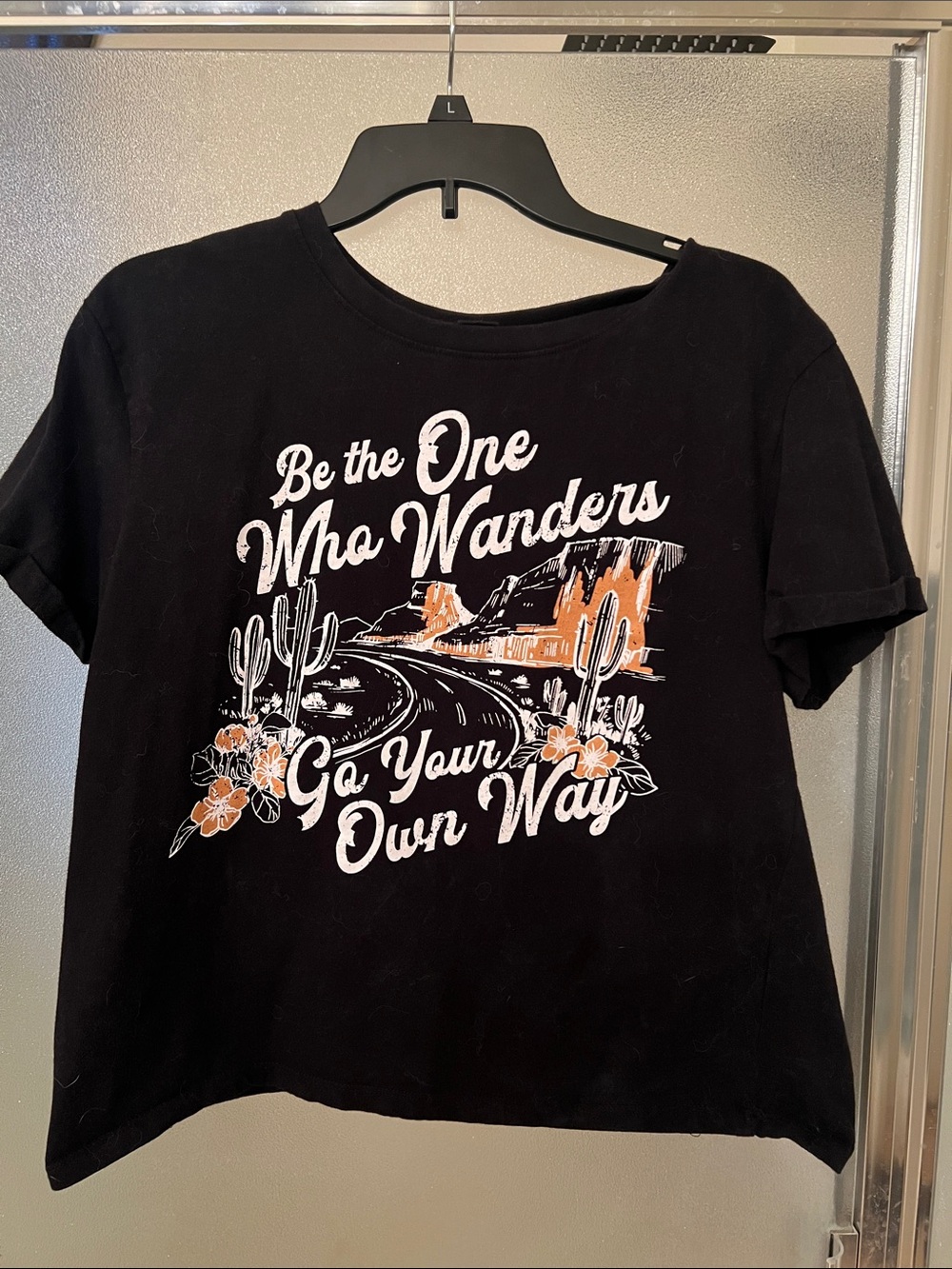Black Graphic Tee "Be the One Who Wanders" - Women's Short Sleeve